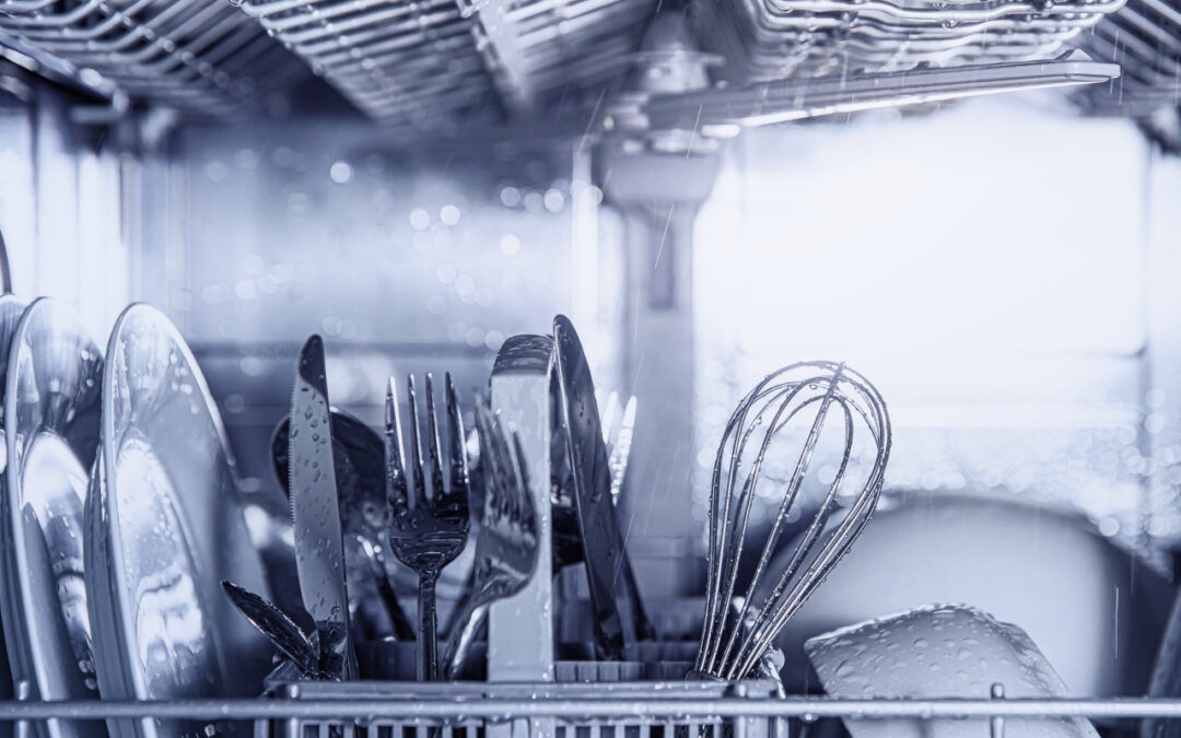 Zmywarka w gastronomii – konieczność czy luksus? O tym, czego nie widzą klienci restauracji